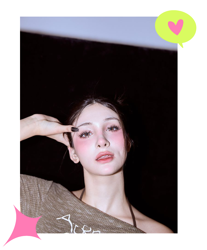 Person vor dunklem Hintergrund mit Kontaktlinsen